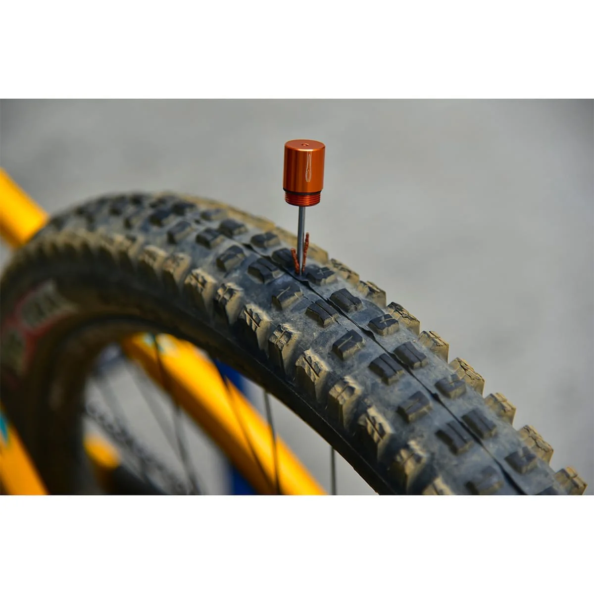 Kit de Réparation Tubeless Intégré au Cintre GRANITE DESIGN CNC + 4 Mèches Orange - Image 5