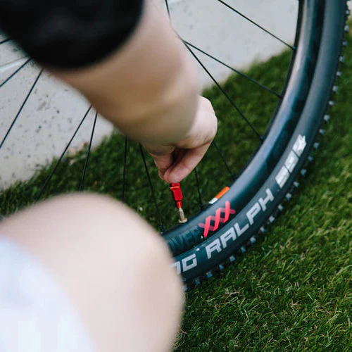 Seringue pour Liquide Préventif KOM CYCLING Démonte Valve Alu - Image 5